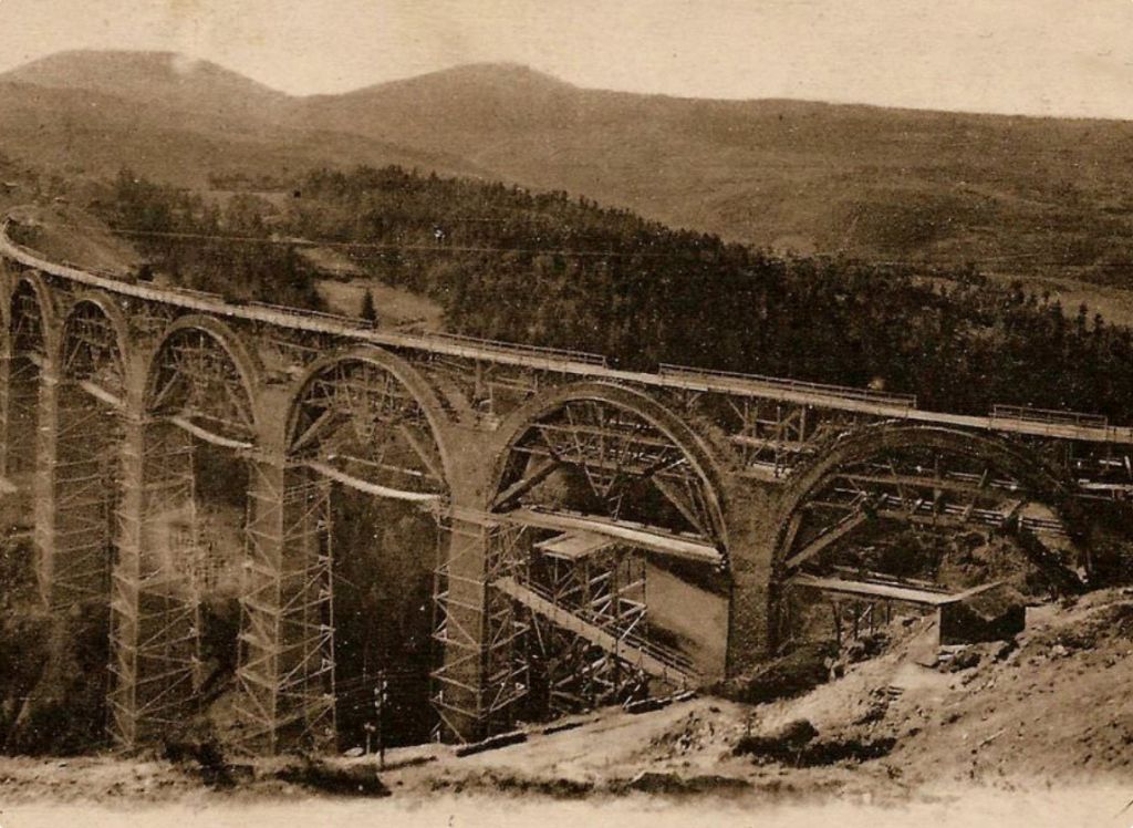 viaduc en construction vue d'en haut