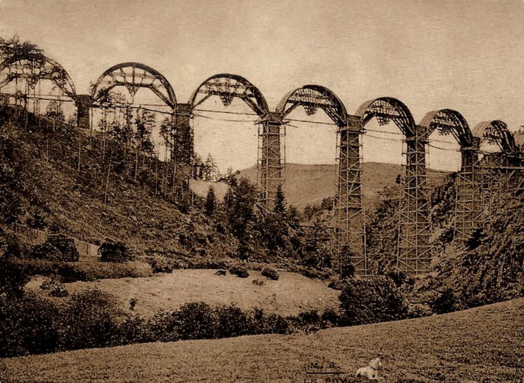 viaduc en construction vue d'en bas